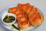 美味大螃蟹配特色蘸料