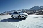 雪地中行驶的银色SUV