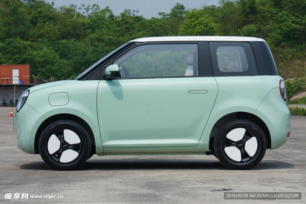 浅绿色小巧可爱型汽车