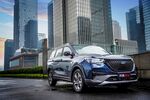 城市中停放的时尚SUV汽车