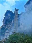 云雾缭绕的壮丽山峰