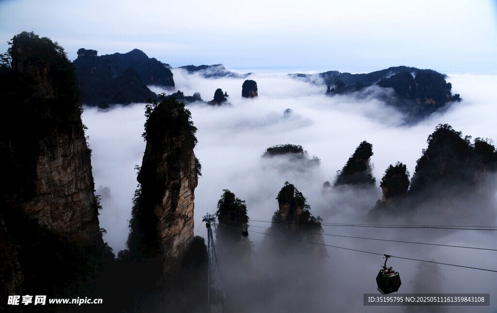 云雾缭绕的奇峰景观