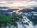山间云海日出壮丽景观