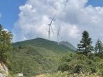 山间风车与葱郁植被景观