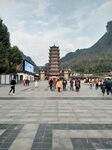 广场古塔前的热闹景象