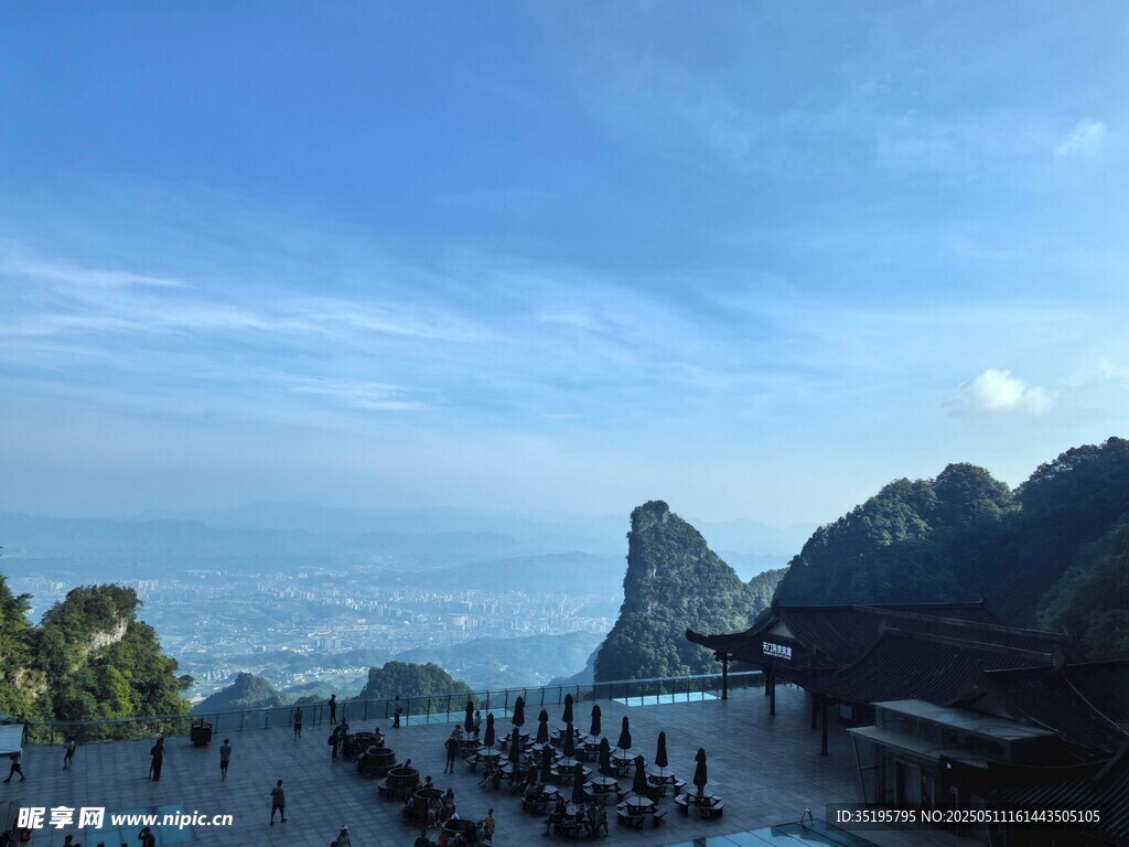 壮丽山景下的观景平台