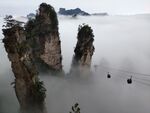 张家界奇峰间的缆车美景