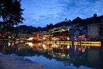 水乡夜景 灯火倒映于湖面