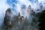 云雾缭绕的奇峰异石景观