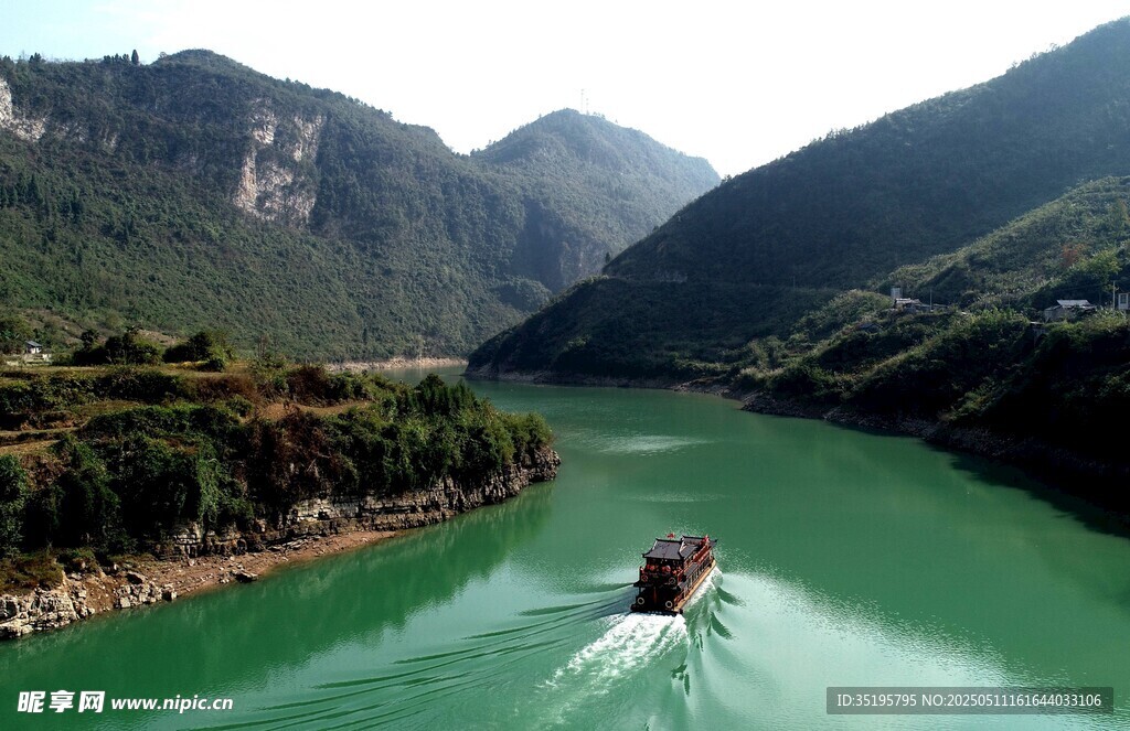 青山绿水间的行舟美景