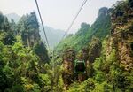 奇峰峻岭间的翠绿峡谷