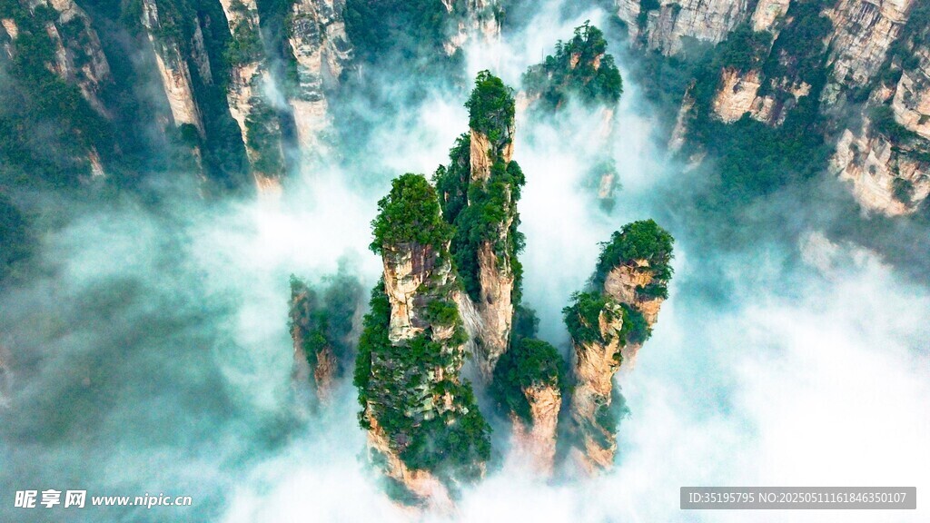 云雾缭绕的壮美奇峰
