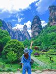 旅人赏景张家界奇峰