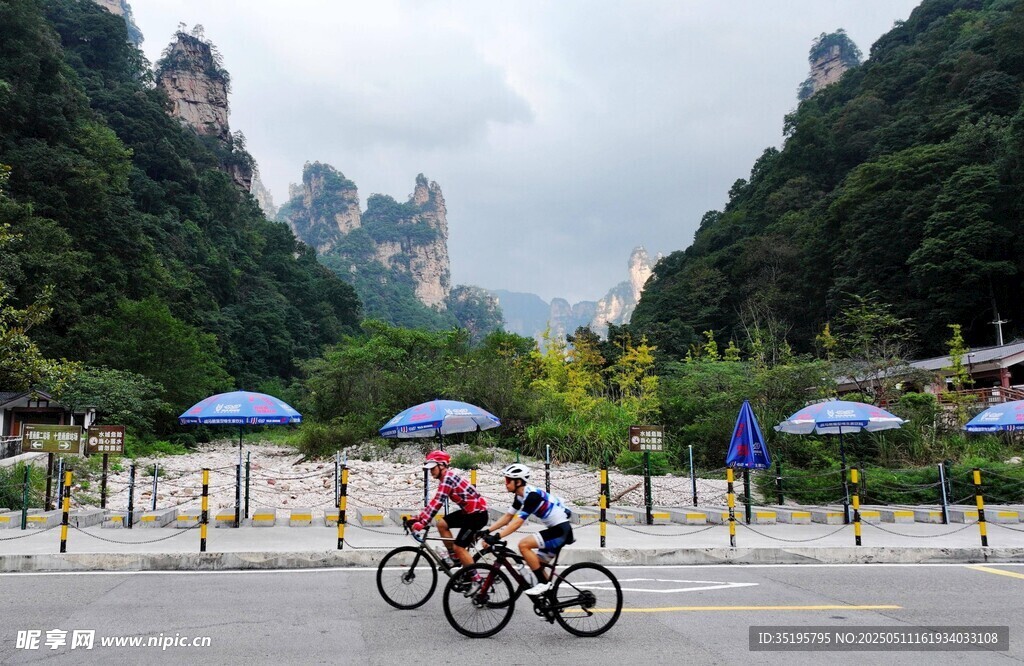 山间骑行场景