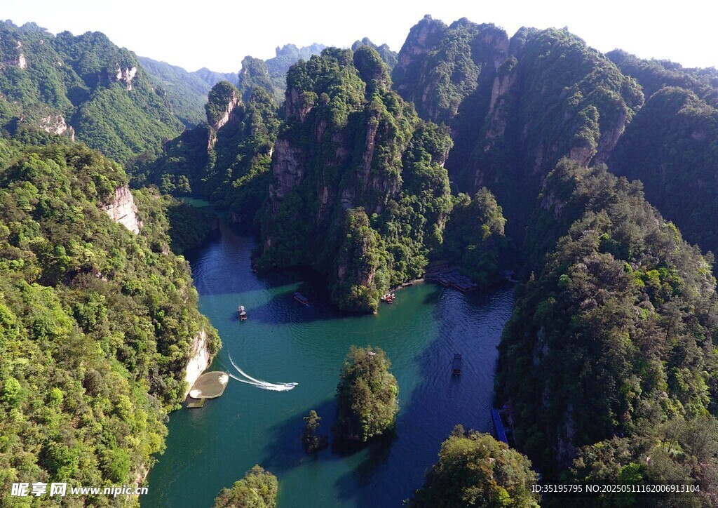 青山绿水间的秀丽峡谷风光