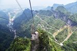 高空缆车穿梭壮美山峦间