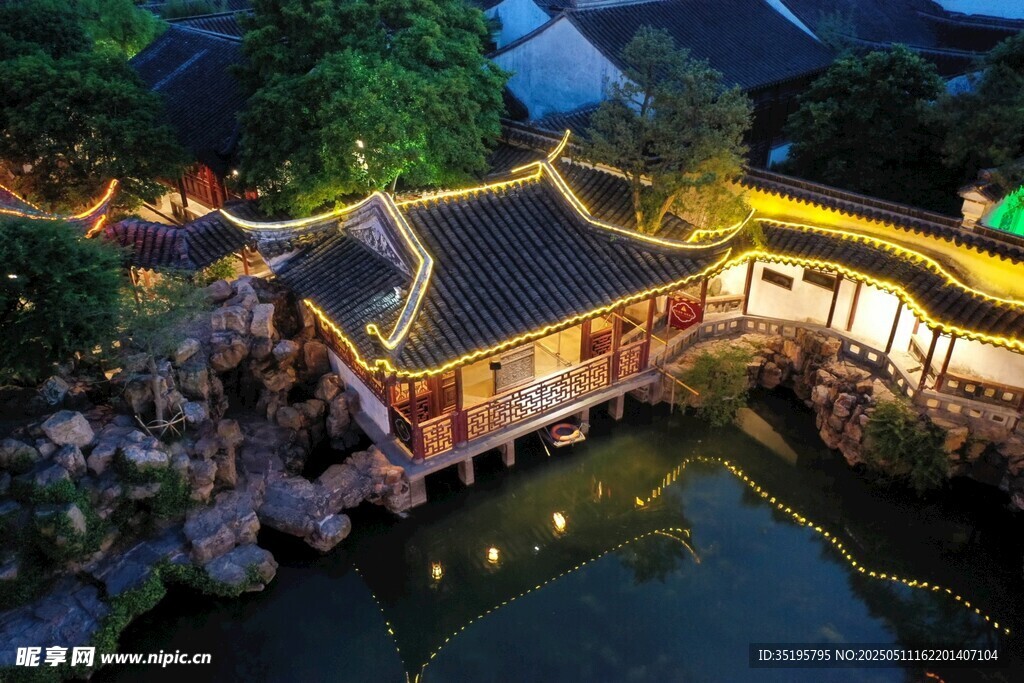 古色古香的中式夜景建筑