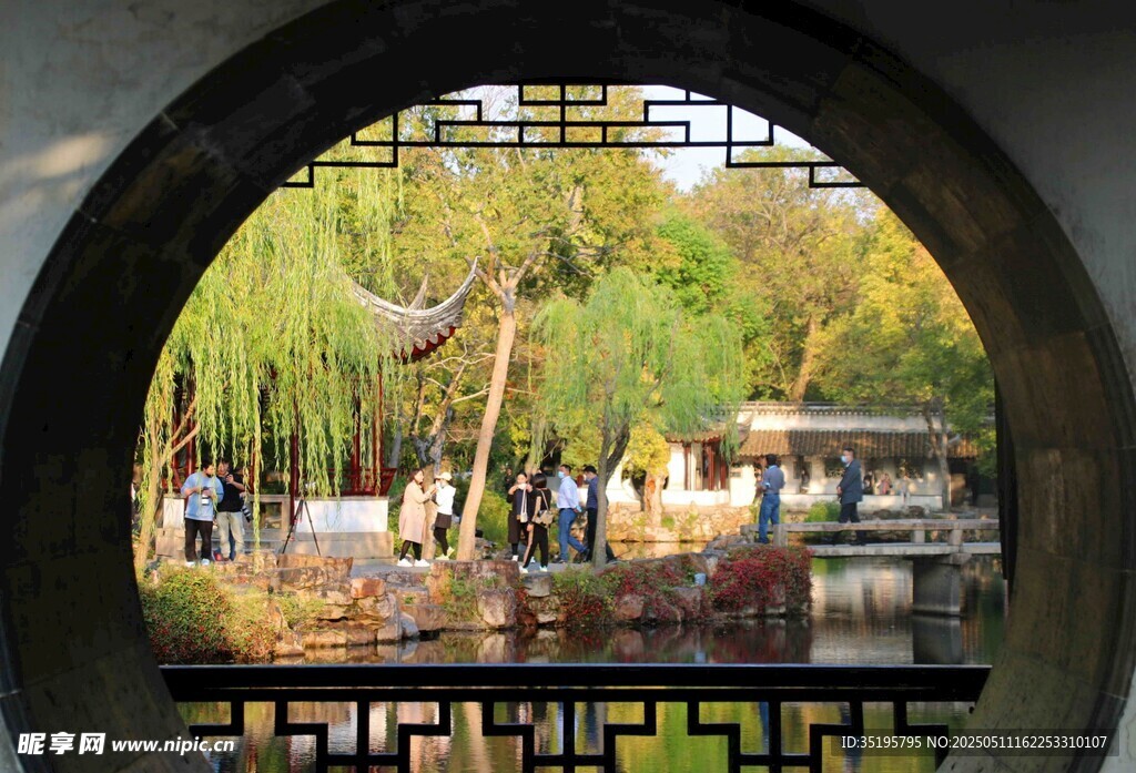 透过圆窗赏中式园林景致