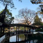 中式园林水畔廊桥景致