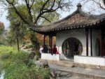 中式古亭中的闲适场景
