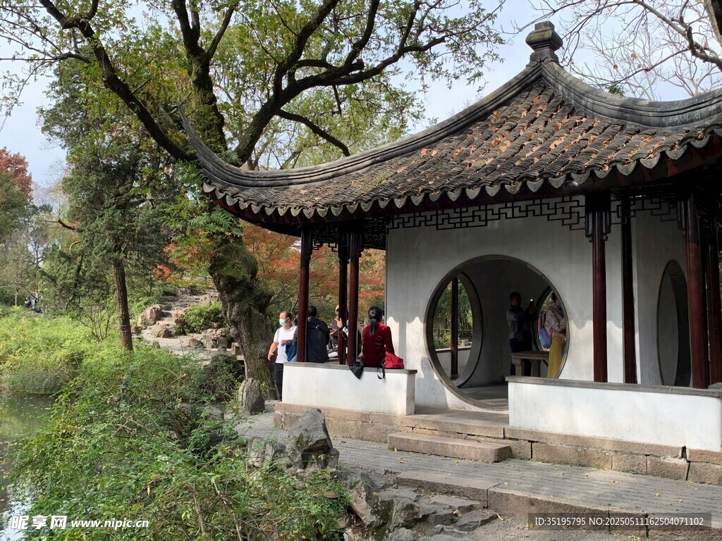 中式古亭中的闲适场景