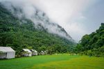 山间绿野中的宁静小屋