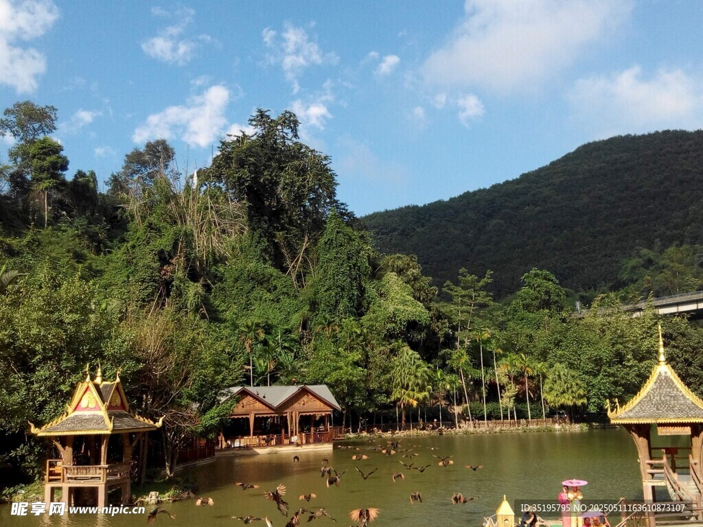 湖畔中式亭阁山水美景