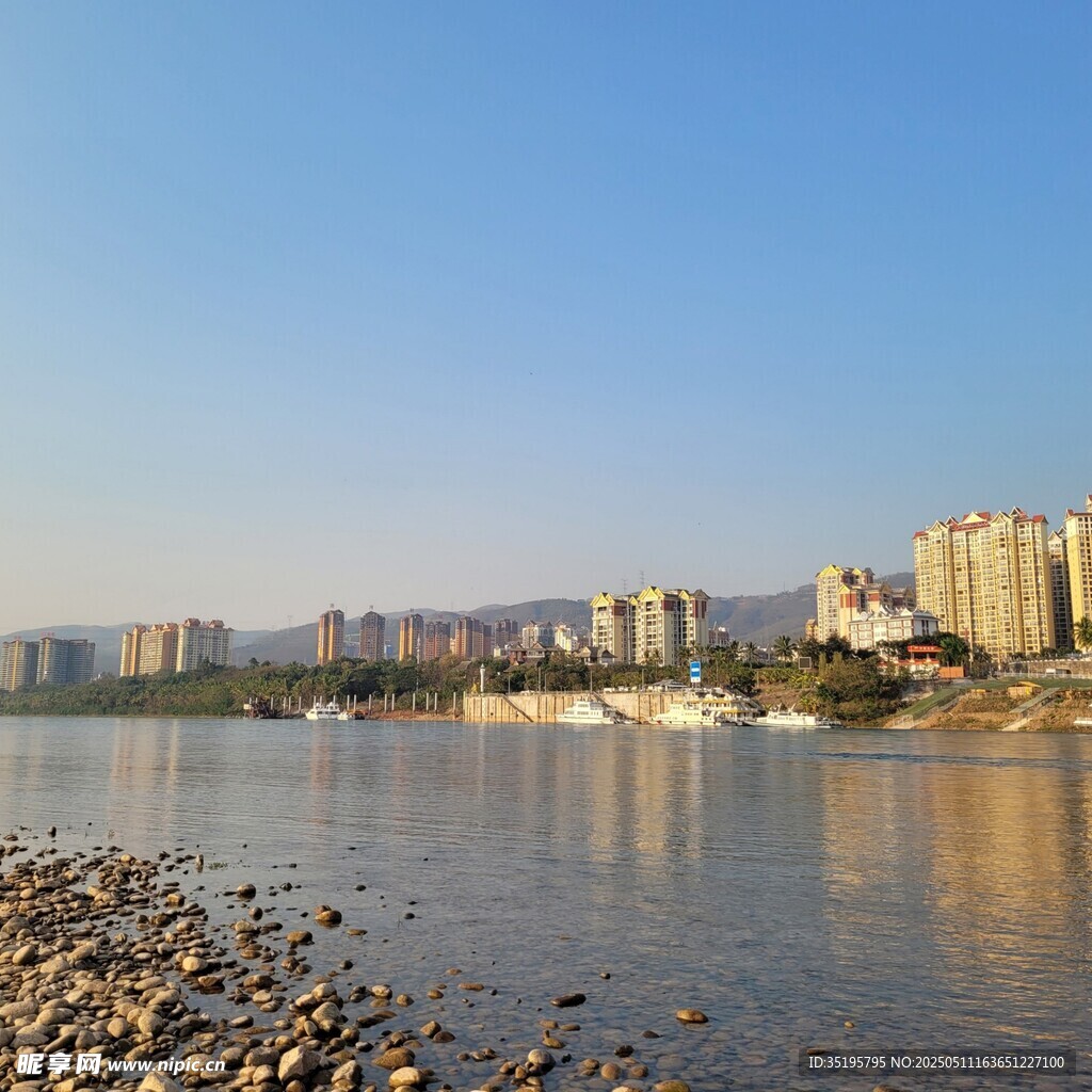 江边城市风光美景