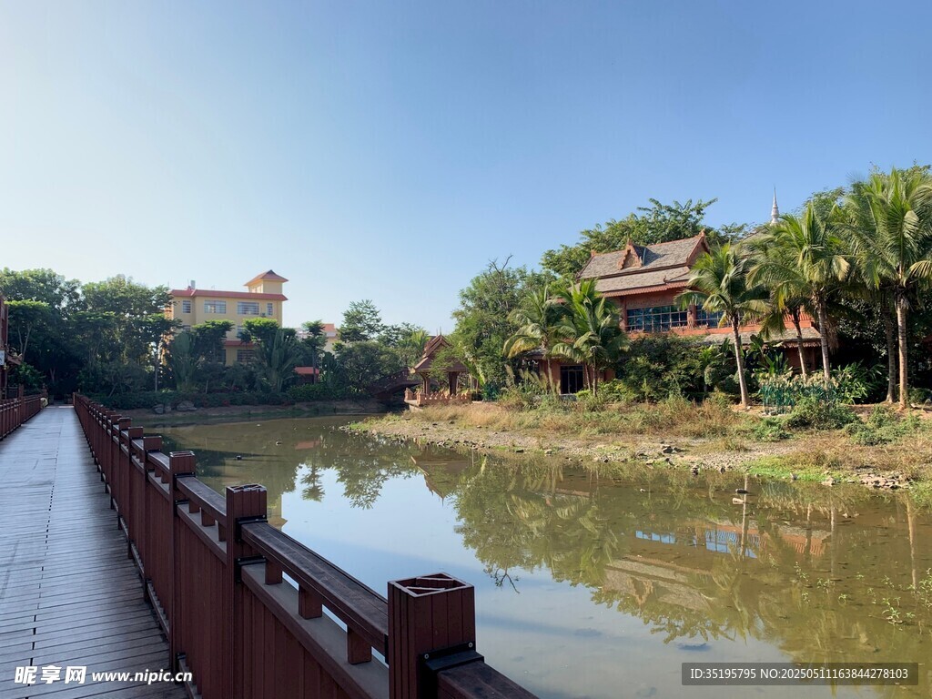 河畔风光 古朴建筑与水景