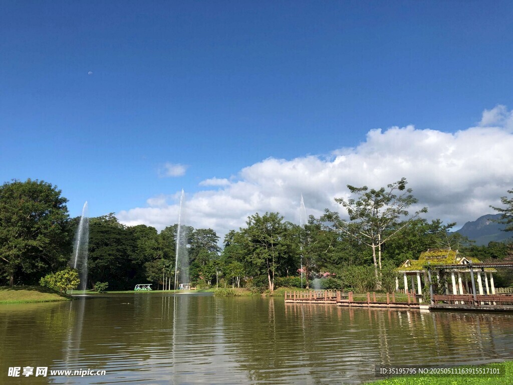 湖畔喷泉美景