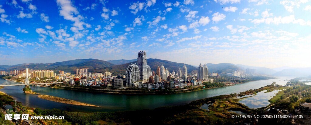 城市河畔风光全景图