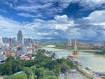 城市河畔风光全景