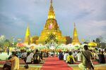 泰国寺庙前热闹的集会场景