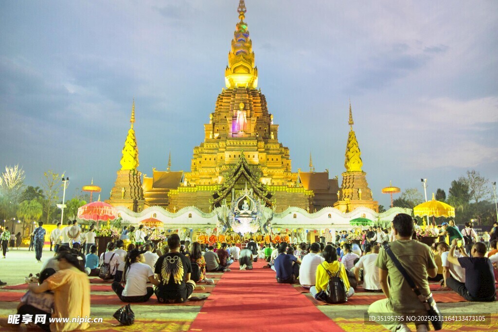 泰国寺庙前热闹的集会场景