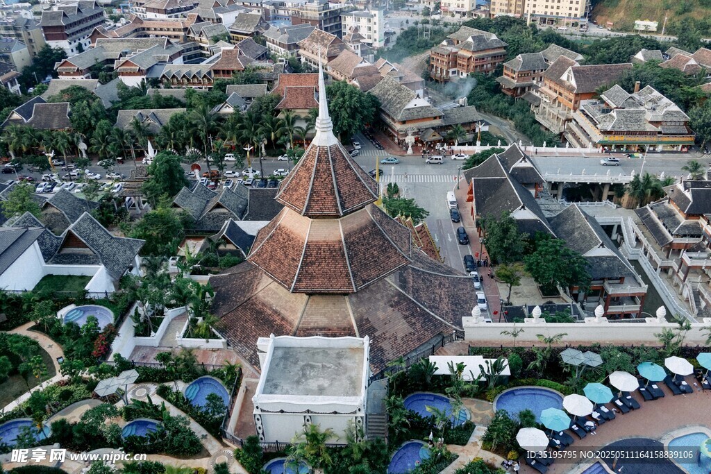 俯瞰独特建筑与周边景观