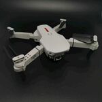 白色无人机模型展示
