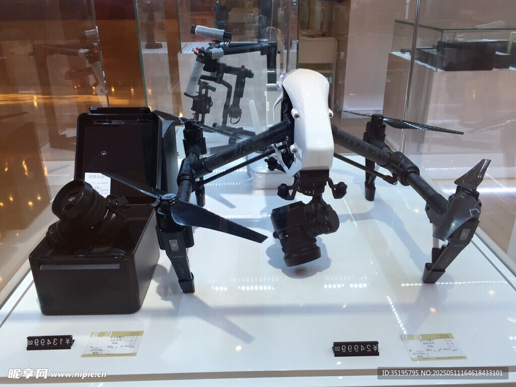 展示架上的机械装置展品