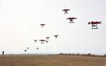 田野上空的多架无人机飞行