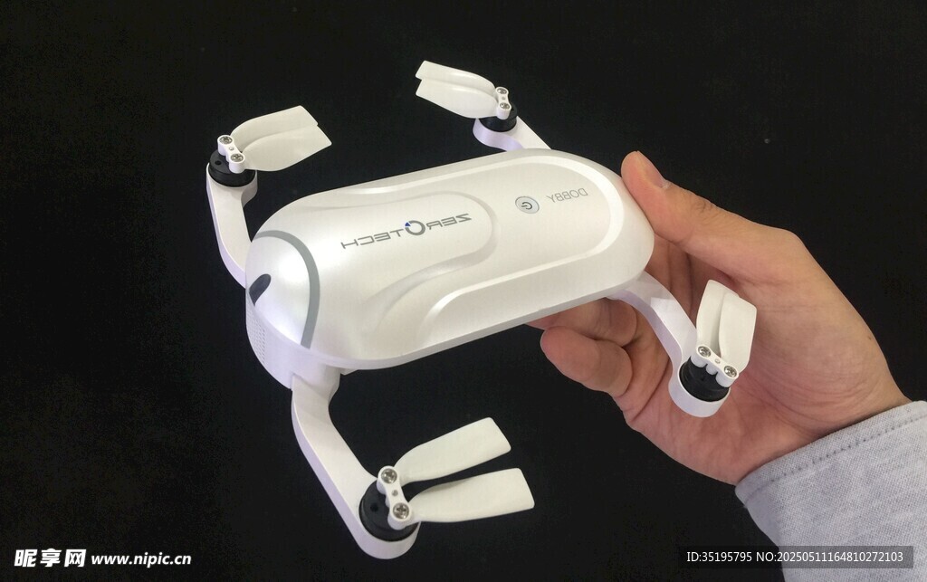 手持无人机遥控器特写