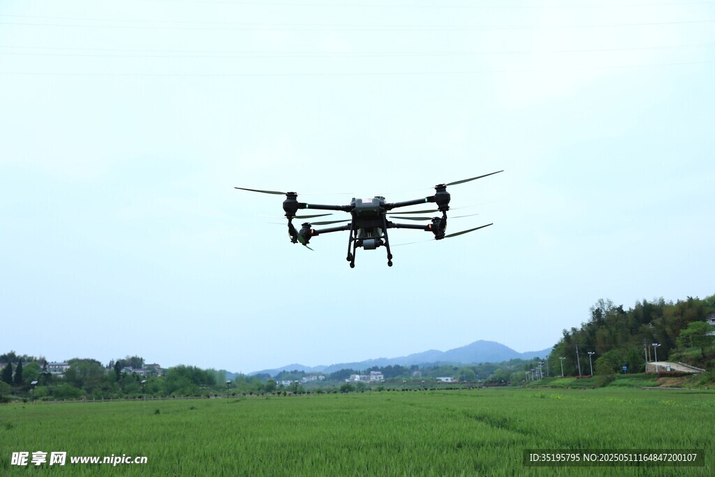 田野上空飞行的黑色无人机
