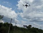 空中飞行的黑色无人机