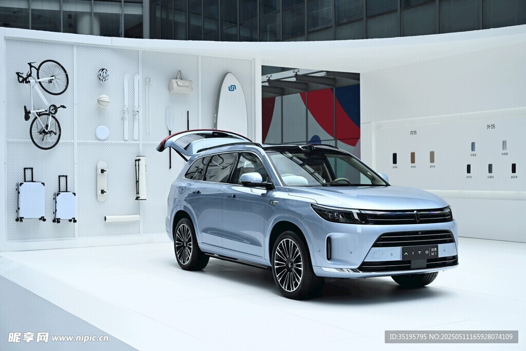 展示厅中的时尚新能源汽车
