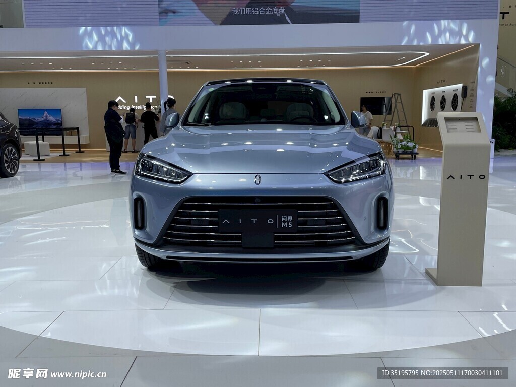 展厅中的银色时尚汽车