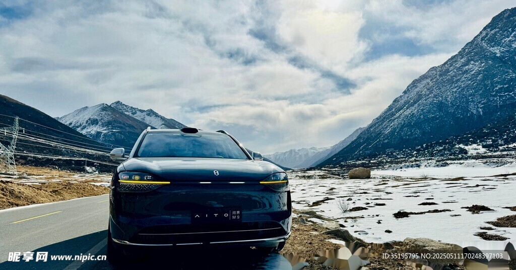 公路上的黑色汽车与雪山