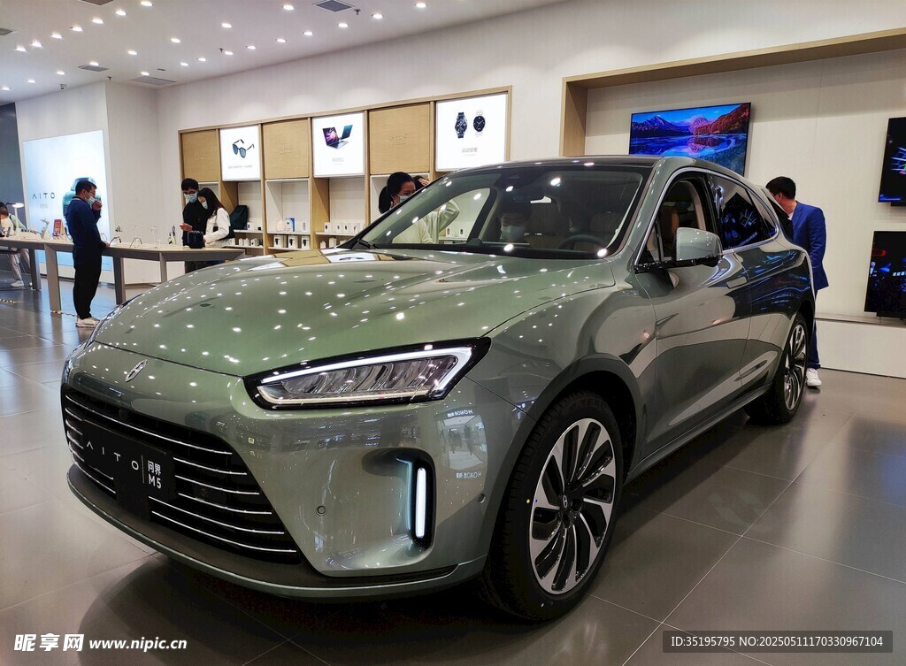 展厅中的时尚绿色新能源汽车