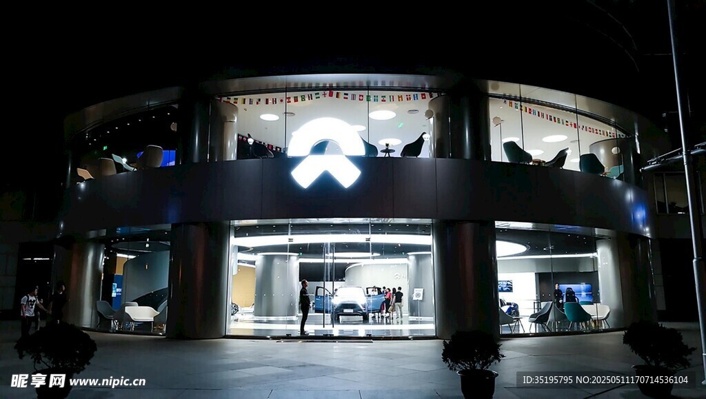 夜晚灯火通明的时尚店铺
