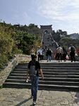 游客攀登壮观石阶