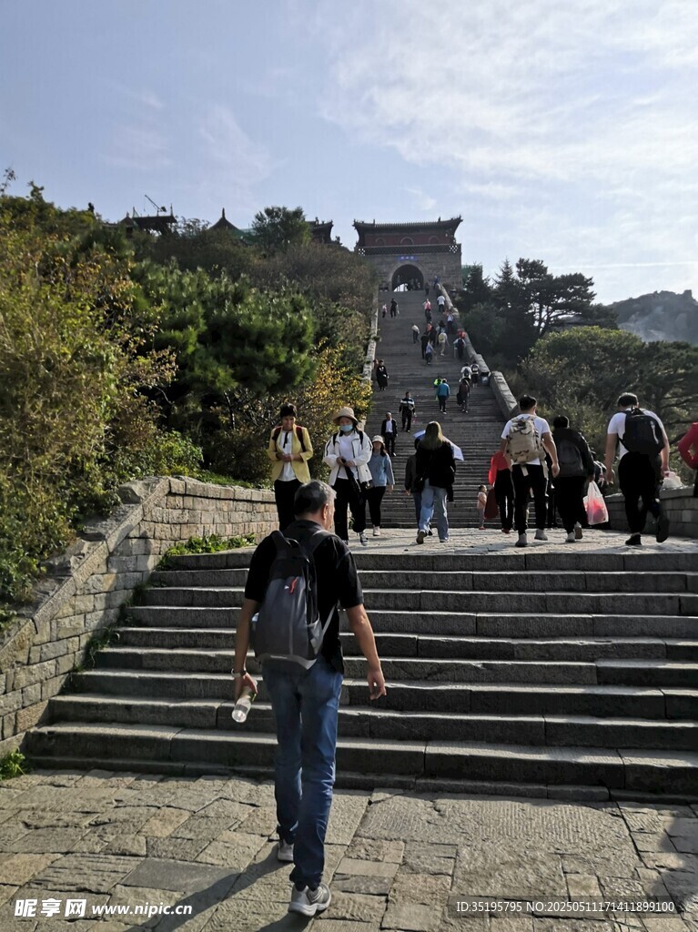 游客攀登壮观石阶