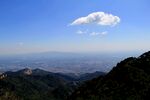 山顶远眺蓝天白云山峦景