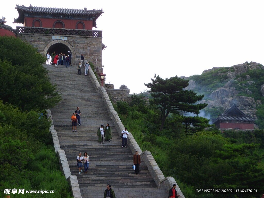 登山步道上的游客身影